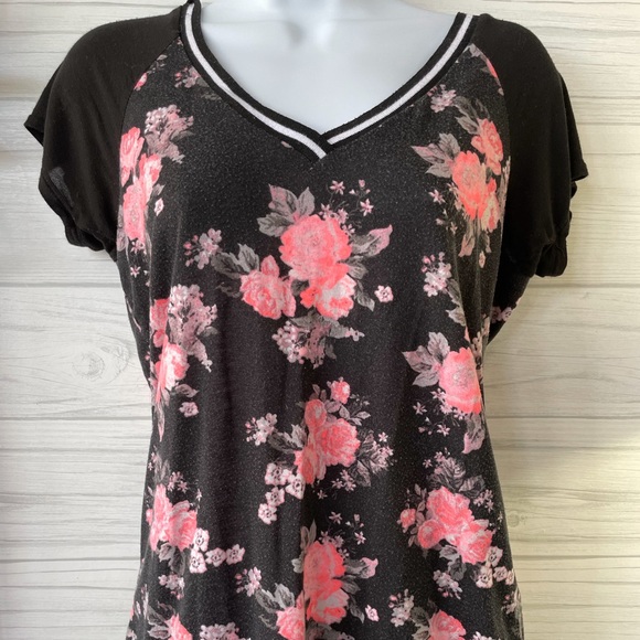 Rue21 Tops - Pretty Black and Pink floral print top.